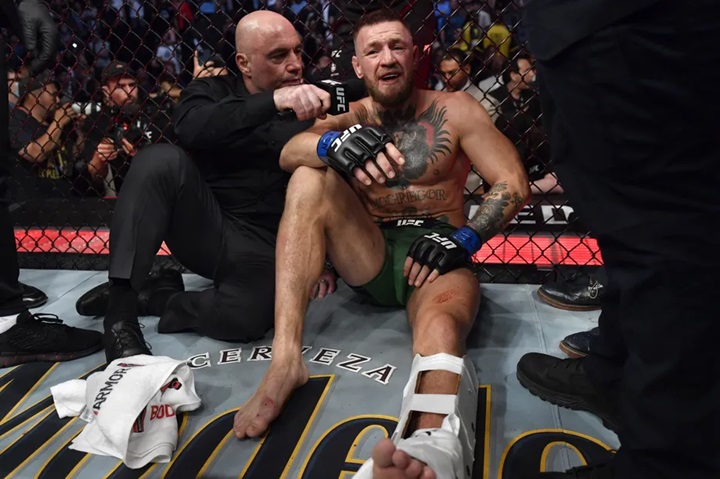Joe Rogan contesta nível de McGregor em possível retorno ao UFC após lesão: ‘Ninguém volta’