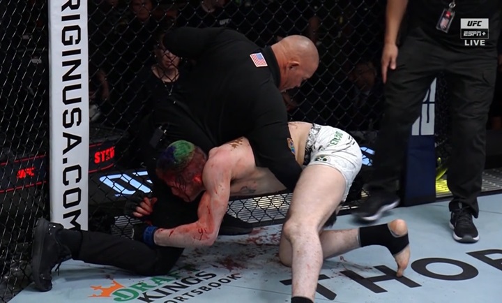 Desnorteado após ser nocauteado no UFC Vegas 83, Melquizael Costa chegou a agarrar as pernas do árbitro (Foto: Reprodução/UFC)
