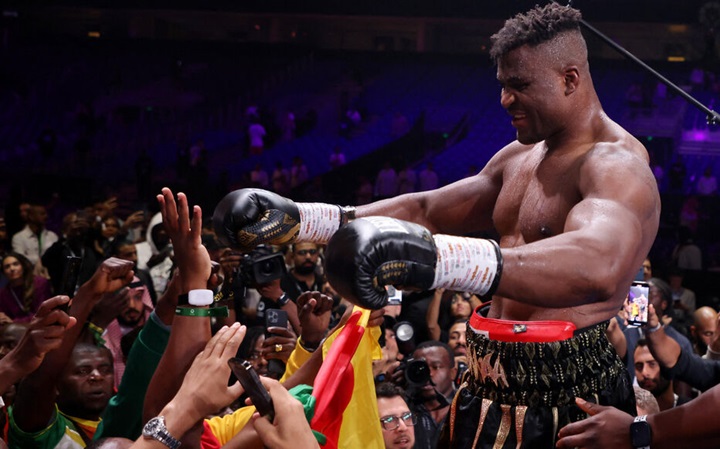 Treinador de Ngannou revela que ‘mudou sua vida’ com bolsa recebida após luta contra Fury