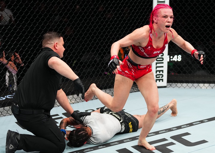 Gillian Robertson nocauteou a brasileira Polyana Viana no card preliminar do UFC 297 (Foto: Divulgação/UFC)