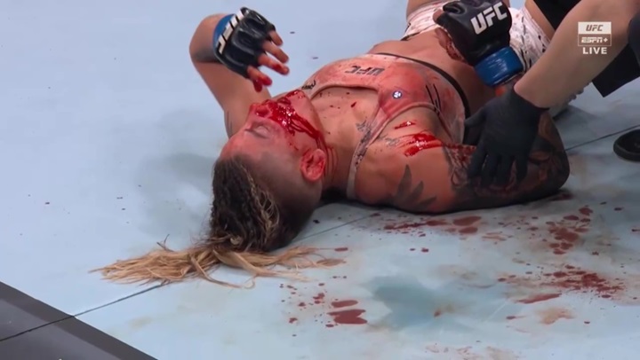 Bastante ensanguentada, Priscila Cachoeira foi finalizada no terceiro round por Jasmine Jasudavicius no UFC 297 (Foto: Reprodução/Twitter)