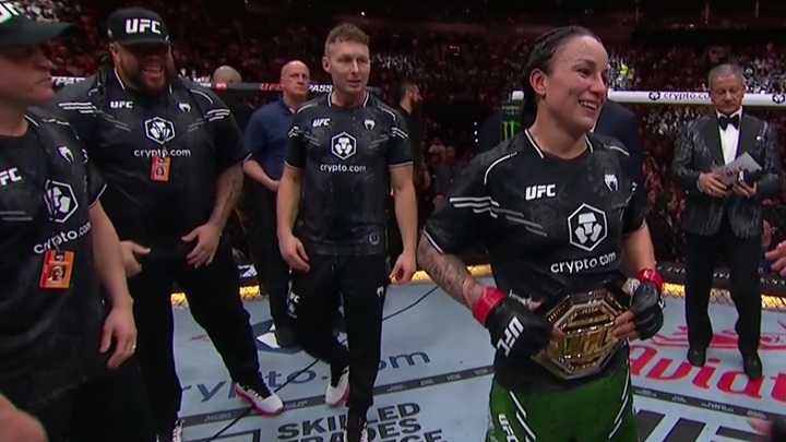 Raquel Pennington superou Mayra Sheetara no UFC 297 e garantiu o cinturão peso-galo (Foto: Reprodução)
