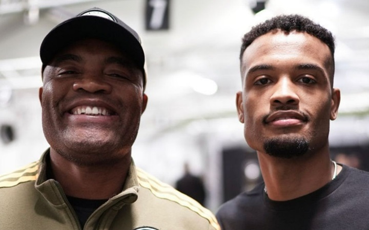 DNA de campeão? Filho de Anderson Silva brilha no Boxe e vence por nocaute técnico; assista 1 Filho de Anderson Silva, Gabriel Silva vai disputar em março cinturão em evento de Boxe nos EUA (Foto: Reprodução)