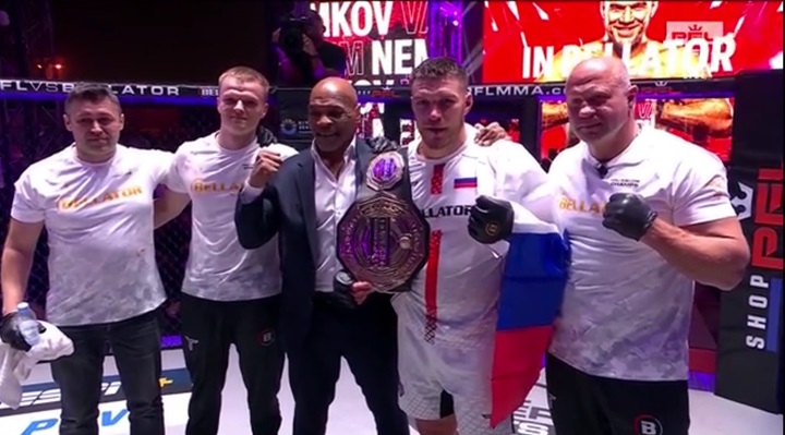 Vadim Nemkov recebeu de Mike Tyson o cinturão "PFL x Bellator Champs" (Foto: Reprodução)