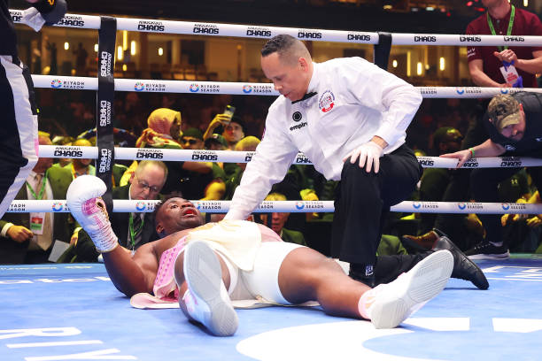 No Boxe, Ngannou sofre dois knockdowns e apaga após cruzado de Joshua; assista