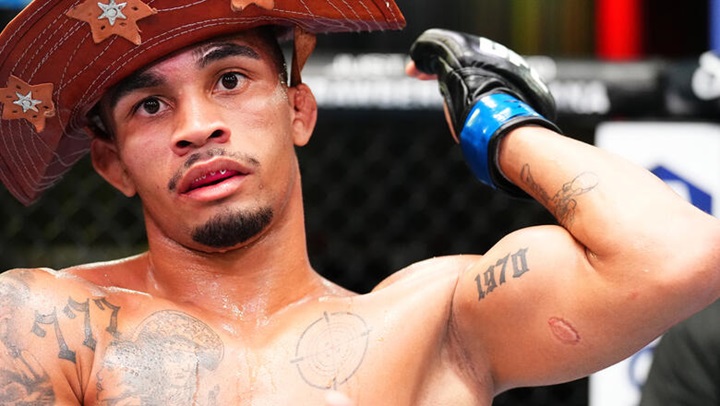 Após ser mordido no UFC Vegas 89, brasileiro relata: ‘Pensei que meu braço tivesse preso na grade’