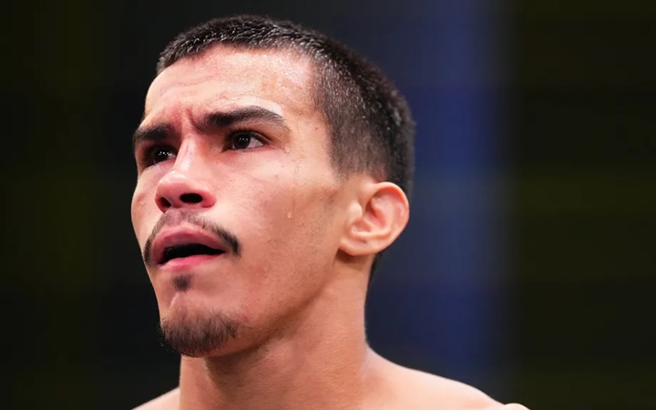 Demitido pelo UFC após mordida em adversário, brasileiro recebe longa suspensão; saiba mais