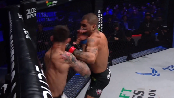 À lá Max Holloway, Gabriel Braga nocauteia no último segundo na PFL MMA; veja o vídeo