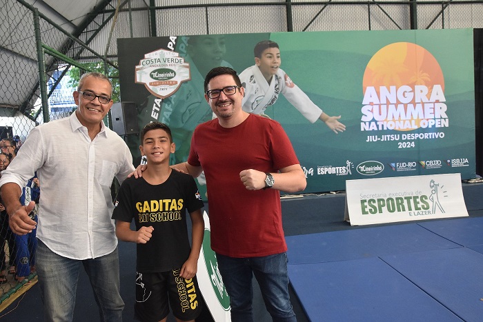 Rogério Gavazza, o jovem atleta Antony e Vitor, secretário de Angra (Foto divulgação)