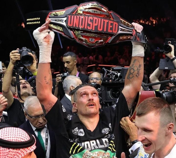Oleksandr Usyk derrotou Tyson Fury e se tornou campeão incontestável dos pesos-pesados no Boxe. (Foto: Reprodução/Instagram)