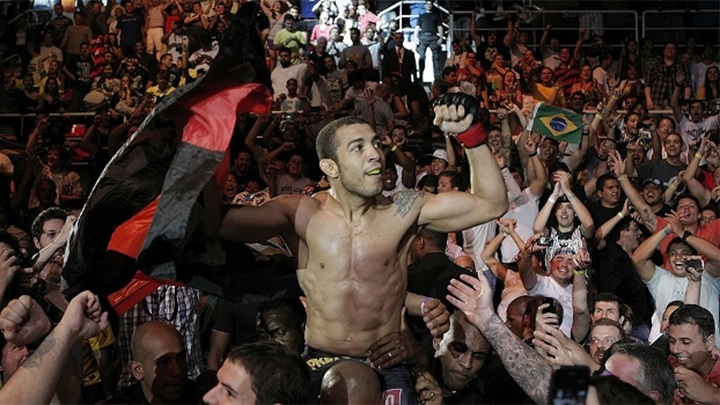 Aldo comenta se vai pular a grade caso vença no UFC Rio: ‘Dobram a segurança quando luto aqui’
