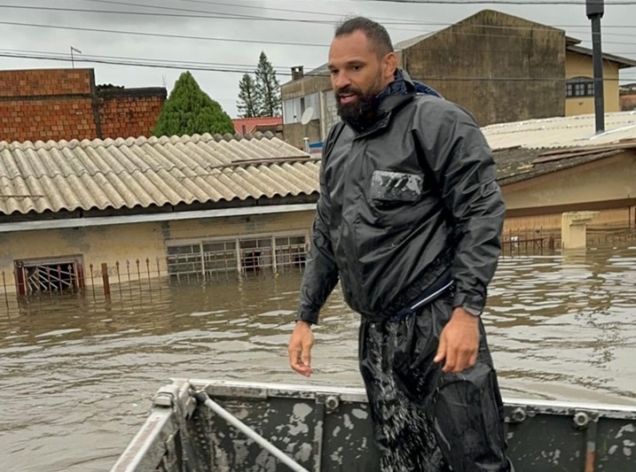 Michel Pereira compartilha rotina no resgate às vítimas das enchentes no RS: ‘Cenas assustadoras’