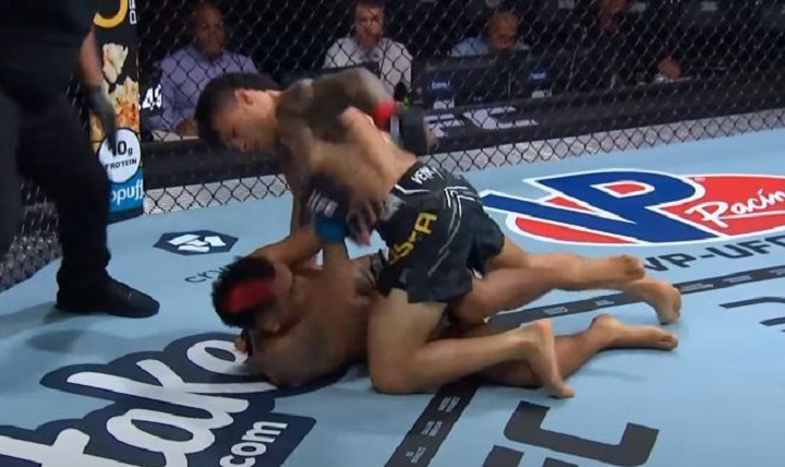 UFC Rio: Alessandro Costa castiga adversário peruano com chutes e nocauteia; assista