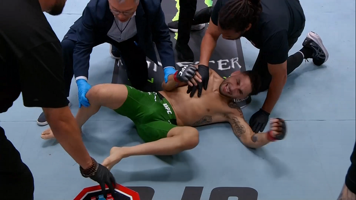 Alex Perez se lesionou e Taira Tatsuro venceu a luta principal do UFC Vegas 93 (Foto: Reprodução)