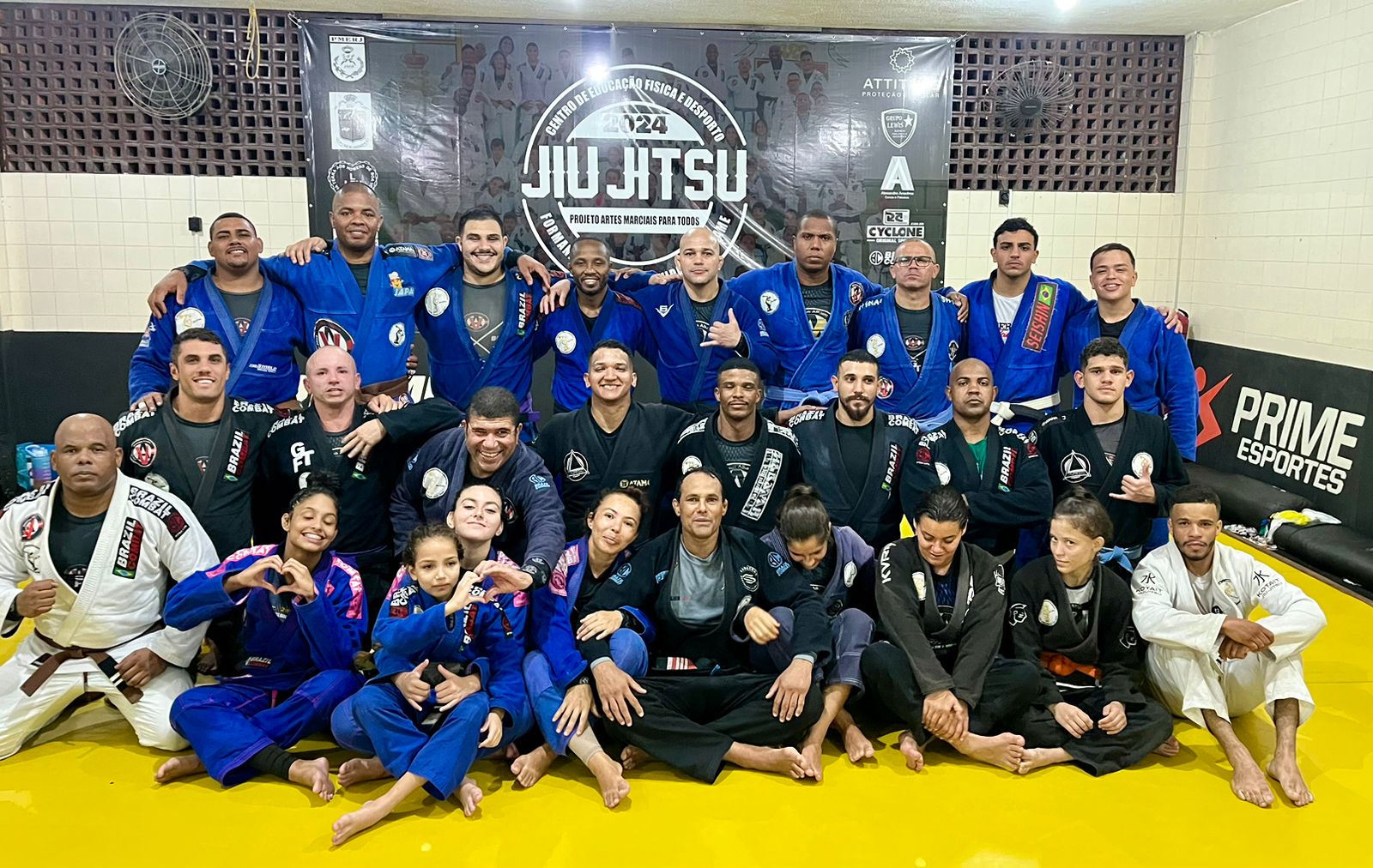 Projeto de Jiu-Jitsu da PM do Rio une policiais e crianças: ‘Intuito é formar vencedores na vida’