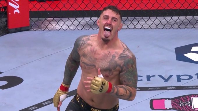 Em 60 segundos no UFC 304, Aspinall acaba com Blaydes e mantém cinturão; veja o nocaute