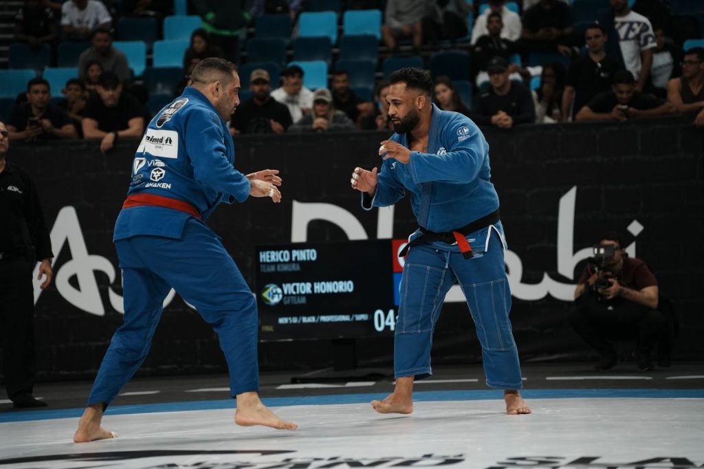 Sensação do Jiu-Jitsu, Sarah Galvão brilha no Grand Slam Rio 2024 e derrota faixa-preta 1 Victor Honório brilhou no Grand Slam do Rio durante o domingo (Foto: Divulgação)