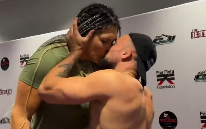 Craig Jones dá selinho em Gabi Garcia em encarada, e brasileira se irrita: ‘Sai daqui, porr*’