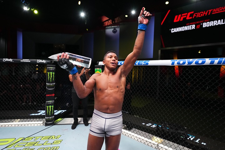 Mairon Santos deu show no UFC Vegas 96, ganhou o título do TUF 32 e conseguiu o contrato para lutar no UFC (Foto: Divulgação/UFC)