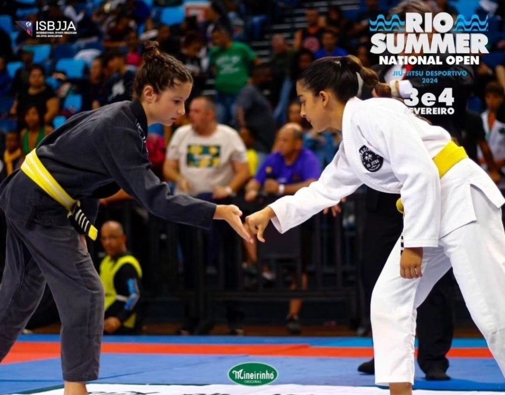 Gabi (à direita) representa a BJJ Art Academy, de Niterói-RJ (Foto ISBJJA)