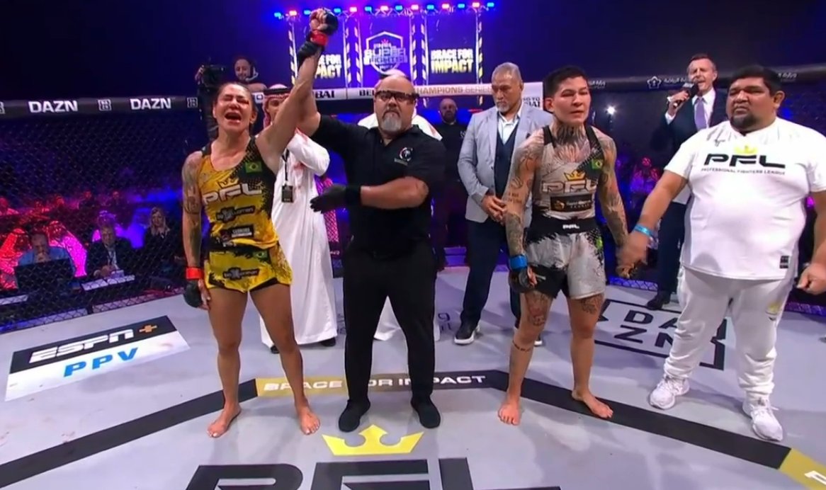 Cris Cyborg derrotou Larissa Pacheco por unanimidade na PFL Super Fights (Foto: Reprodução)