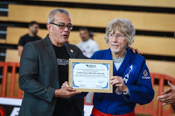 Rogério Gavazza entrega homenagem para o GM Reyson Gracie (Foto @fotografagabri)