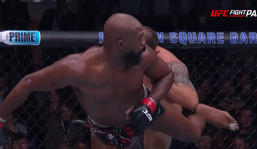 Anotou a placa? Jon Jones aplica chute rodado e ‘destrói’ costela de Miocic no UFC 309; assista