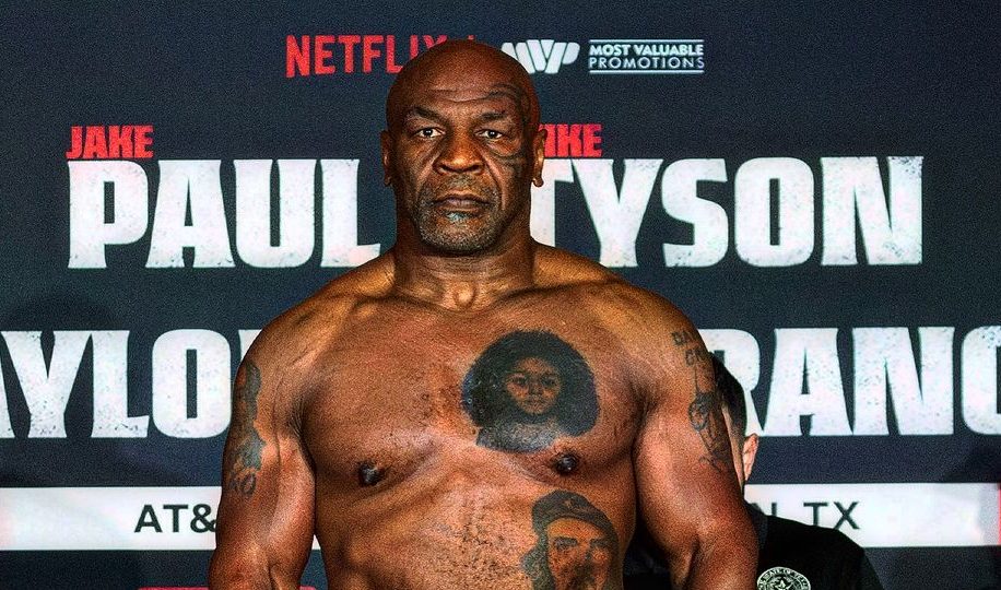 Mike Tyson, aos 58 anos, impressiona em pesagem oficial para luta contra Jake Paul; veja