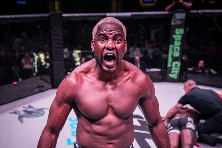 Demitido pelo UFC, gigante cubano assina com o Karate Combat e tem data de estreia definida