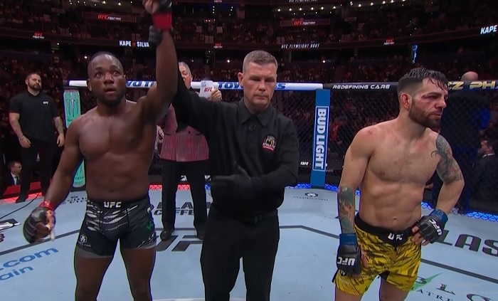 Vídeo: angolano provoca brasileiro, vence por nocaute técnico e pede title shot ao UFC