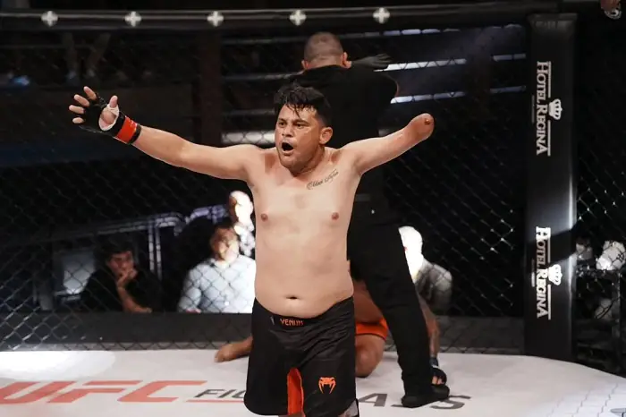 Vídeo: lutador que nasceu sem parte do braço aplica nocaute brutal pelo Shooto Brasil 127