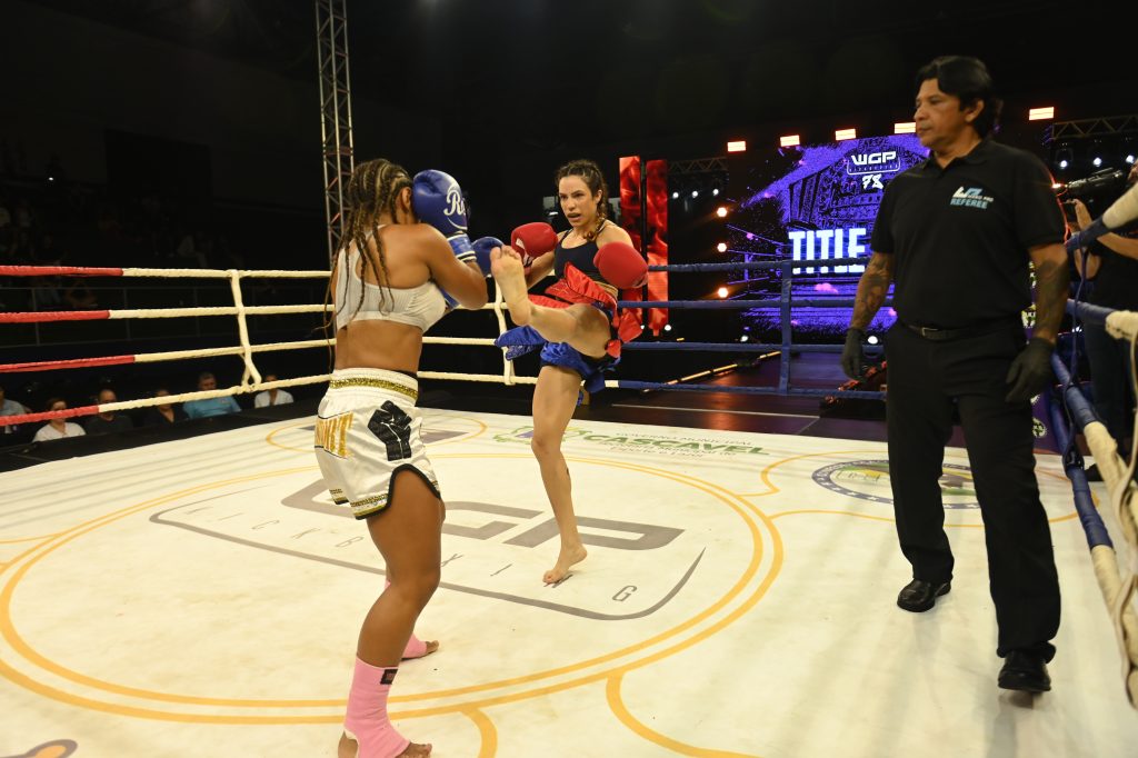 Giuliana Cosnard e Suellen Bitencourt fizeram uma luta digna de main event (Foto: Divulgação/WGP)