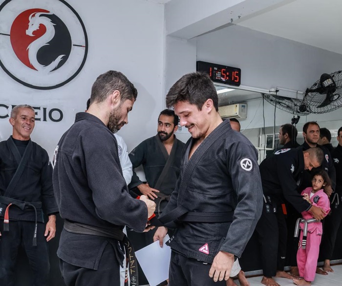 Atleta recebe a faixa das mãos do seu professor (Foto arquivo pessoal)