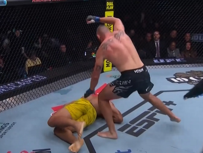 Vídeo: brasileiro recebe golpe na ponta do queixo e apaga em duelo pelo UFC Tampa