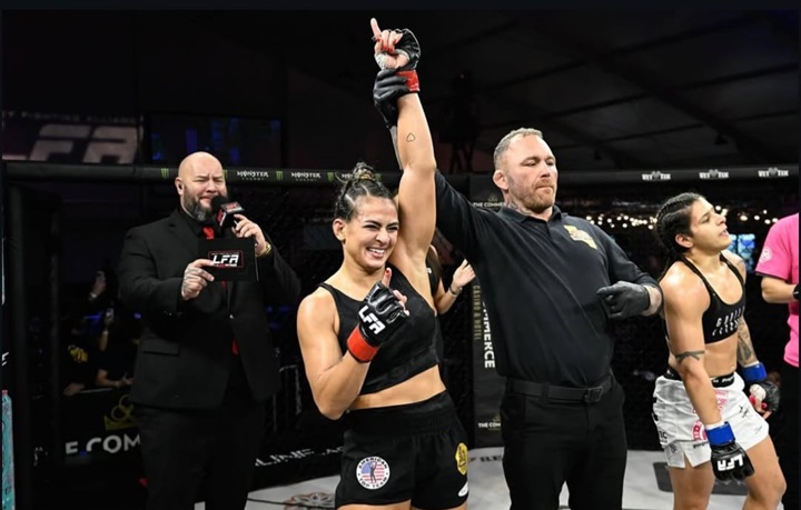 Lenda do Jiu-Jitsu, Bia Mesquita dá show, finaliza adversária no LFA 198 e segue invicta; assista