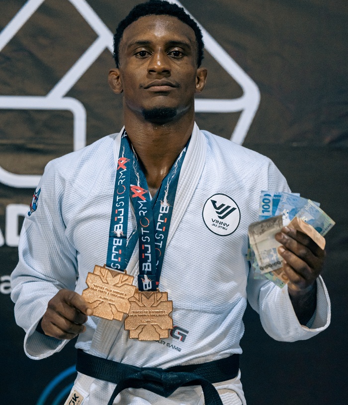 BJJ Storm 11: superlutas valendo cinturão e novidades nos absolutos agitam primeiro evento de 2025 1 Vinicius Santos faturou ouro duplo e a premiação em dinheiro (Foto @joao.sfoto)