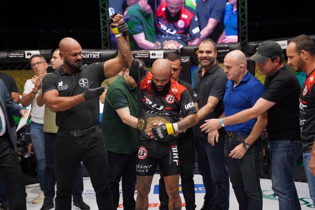 Jungle Fight 135: Carol Foro e Wagner Reis conquistam cinturões em noite brasileira 1 Wagner Reis reconquistou o cinturão do Jungle Fight com uma vitória emblemática (Foto: Luiza Almeida)