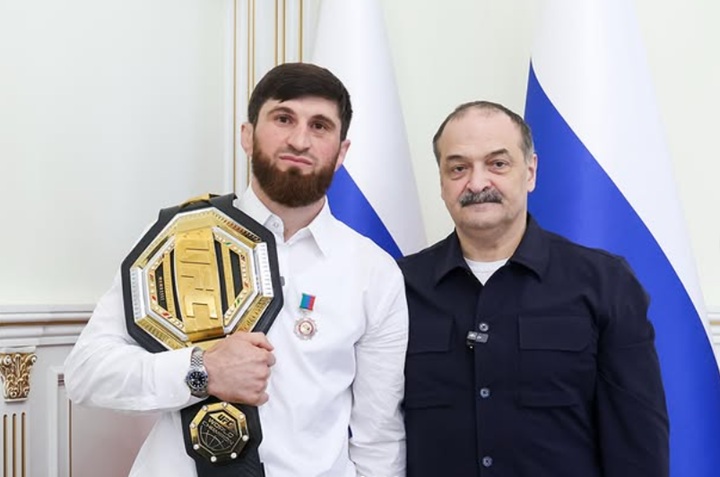 Que moral! Ankalaev recebe medalha de honra no Daguestão após vencer Poatan no UFC 313; veja