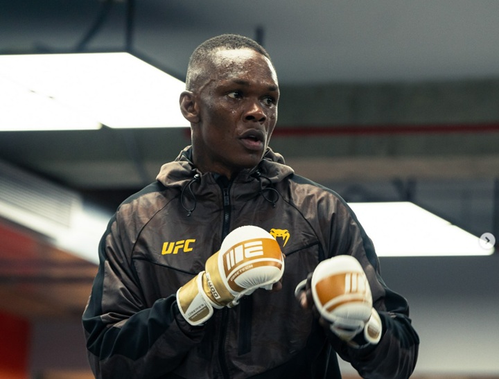 Vindo de derrotas, Adesanya pede revanche contra ex-campeão e dispara: ‘Preciso me vingar’