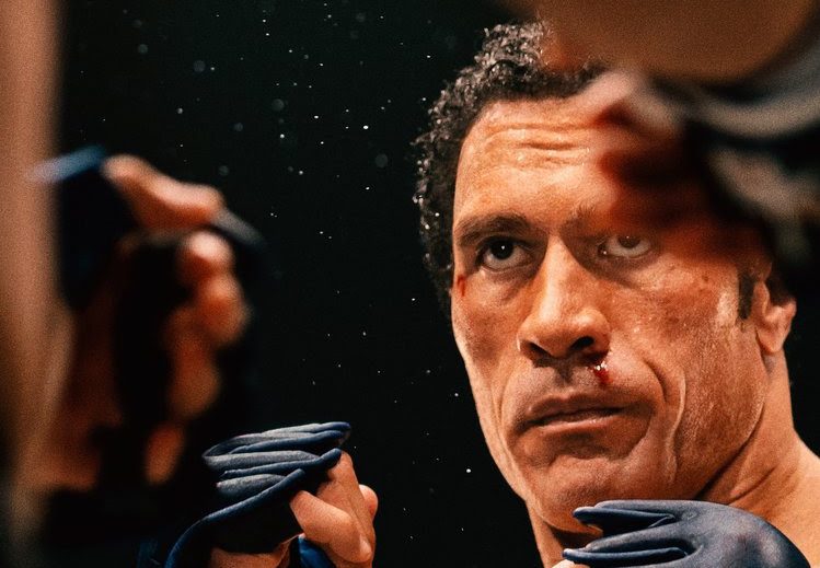 Primeiro trailer do filme sobre a vida de Mark Kerr é divulgado e visual ‘The Rock’ impressiona