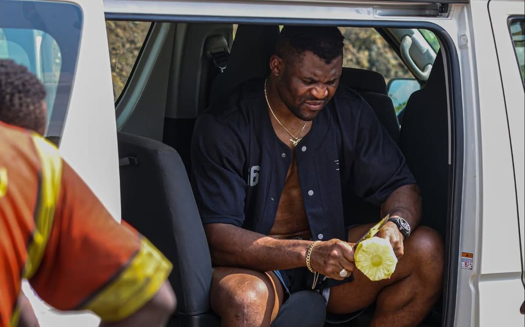 Ngannou rompe o silêncio após se envolver em acidente que teve morte de jovem no Camarões