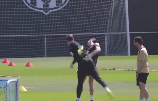 Alô, WWE! Lewandowski, do Barça, agita web com simulação de luta em treino; assista
