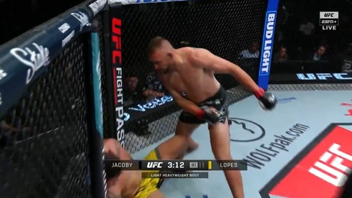 UFC Vegas 107: meio-pesado brasileiro sofre nocaute brutal de americano no card principal; veja