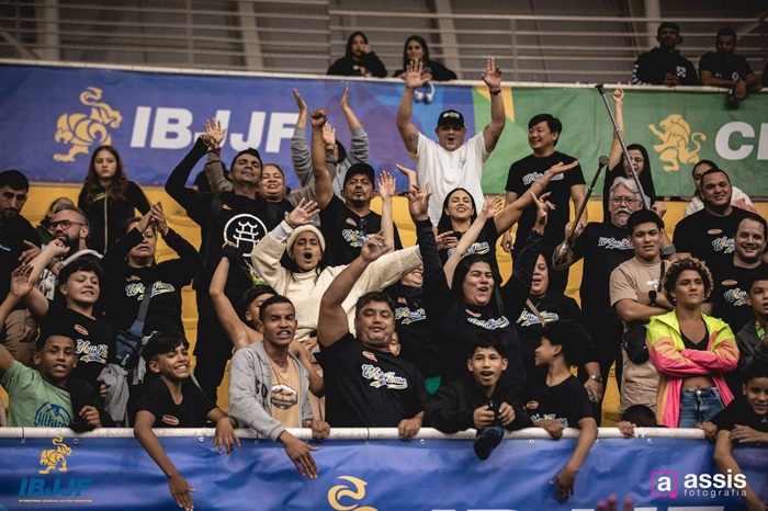 White House Jiu-Jitsu School encerra Brasileiro Crianças 2025 entre as dez melhores equipes do país 1 Torcida da White House Jiu-Jitsu School deu um show no Brasileiro Crianças 2025 (Foto @a.assisfoto)
