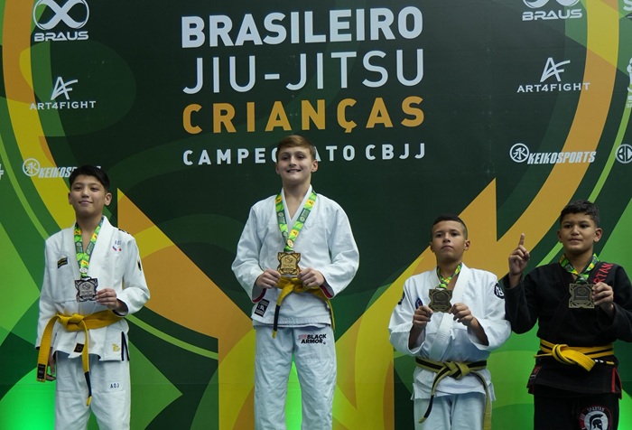 Campeão brasileiro, Pietro Baseggio exalta luta entre prospectos contra Marat: 'Quem ganhou foi o público' 1 Pietro no topo do pódio, com Marat em segundo (Foto reprodução)