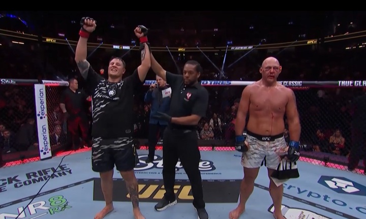 Jhonata Diniz levou a melhor sobre Alvin Hines no card preliminar do UFC 317 (Foto: Reprodução/YouTube/UFC)