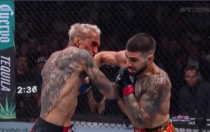 Veja como foi o ‘nocautaço’ de Ilia Topuria sobre Charles do Bronx na luta principal do UFC 317