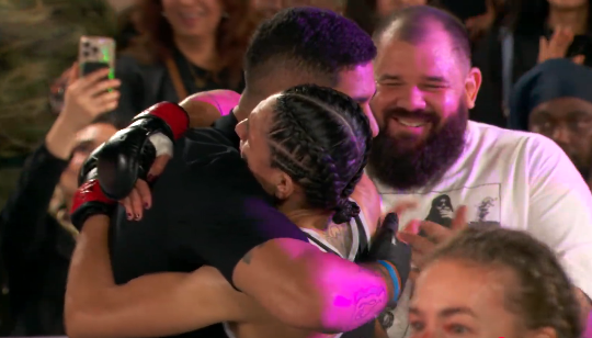 Irmã de Poatan, Aline Pereira confirma boa fase no Karate Combat e conquista cinturão; assista