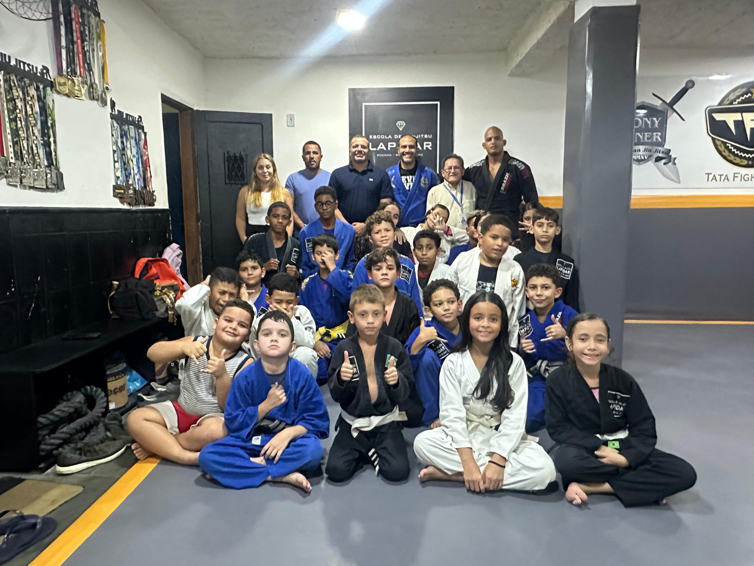 Jiu-Jitsu: neta do cantor Wando leva 400 jovens de projetos sociais ao Grand Slam no Rio