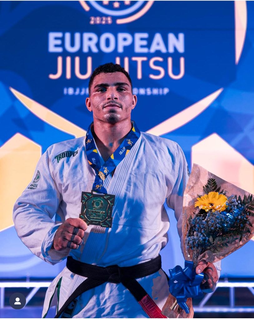 Após grave acidente de moto, promessa do Jiu-Jitsu se recupera e mira torneios No-Gi 1 Widson faturou o título do Europeu de Jiu-Jitsu na faixa-preta no começo deste ano (Foto: Reprodução)